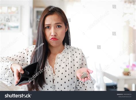 dating a girl with no money
