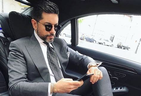 how to behave when dating a rich man