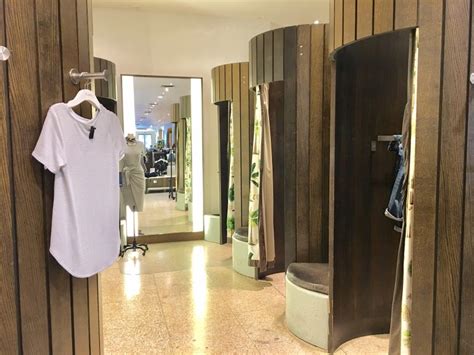 places to hook up in a mall