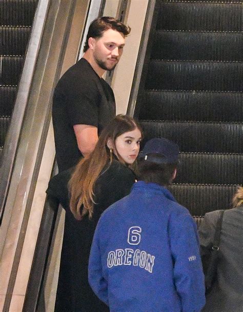 who is hailee steinfeld dating 2019