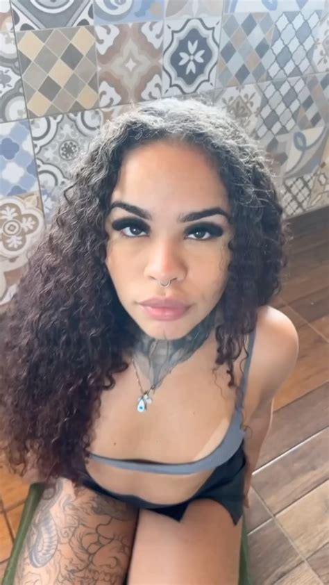 Preview 1 of Beatriz Emilly Onlyfans Com