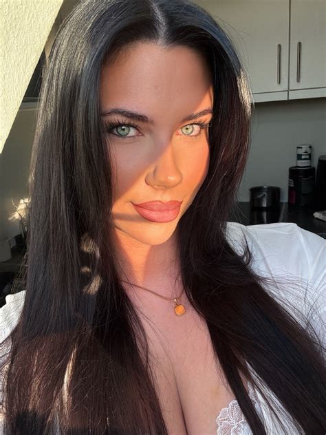 Leilaxvrrs OnlyFans channel