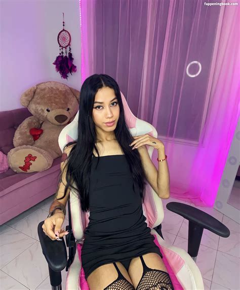 Preview 2 of Lovelykaroll Patreon Leaks