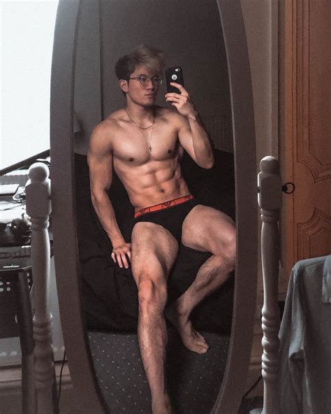 Wei2aes nude OnlyFans channel