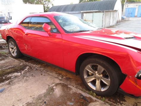 sportovni dodge se  brna zbesile ritil  patach  dalsim autem