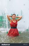 Fountain wet girl [online jigsaw puzzle]