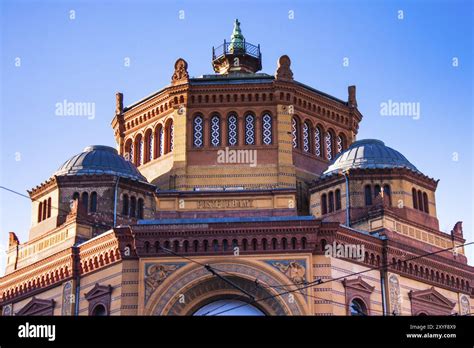 Details upper part building hi-res stock photography and images - Alamy 