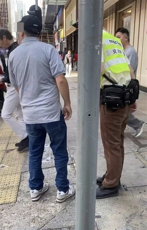 mong kok jaywalker stopped  viral swagger crossing