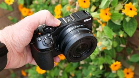 This Cheap Compact Mirrorless Is Quickly Becoming Nikons Best Selling