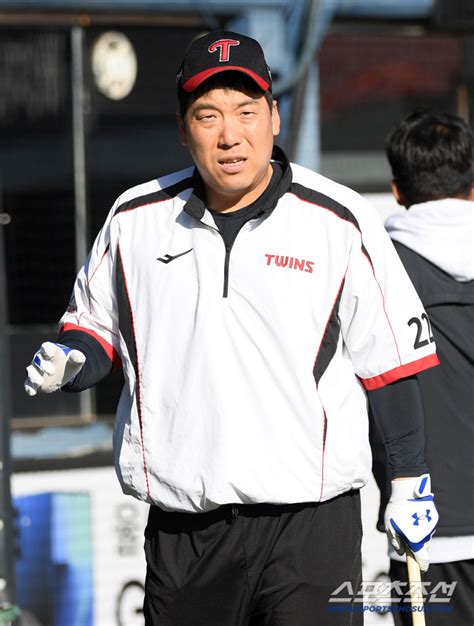 Moon Dong-ju → Ryu Hyun-jin's starting right and left are different ... 