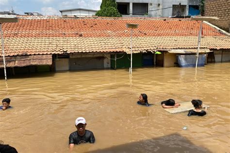 36 RT Di Jakarta Masih Terendam Banjir Siang Ini Titik Terbanyak Di