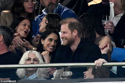 meghan leaves  retreat   hours    harry head