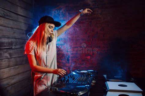 Jeune DJ Blonde Qui Mixe De La Musique Photo stock Image du désir