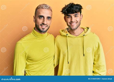 Homosexual Gay Pareja De Pie Juntos Usando Ropa Amarilla Con Una Sonrisa Feliz Y Fresca En La