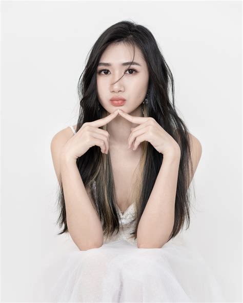 Asian Fingers Brunette Girl Sitting Hands Glance Hd Phone Wallpaper Rare Gallery