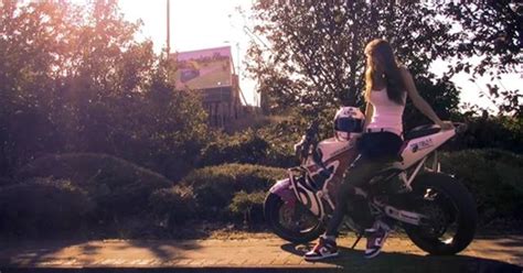 Chesca Miles Hot girl người Anh mê biễu diễn môtô