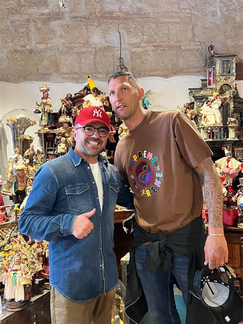 Materazzi In Vacanza A Napoli Si Regala La Statuetta Della Testata Di