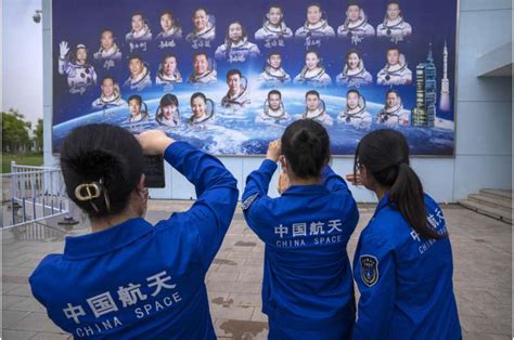 China Plans To Land Astronauts On Moon Before Expand Space