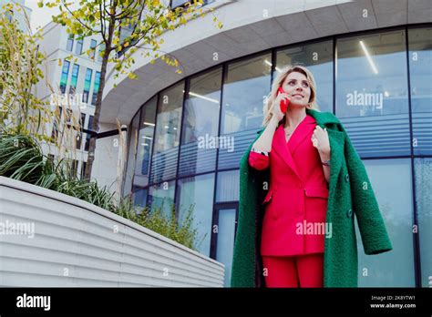 Reife Blonde Lockige Frau In Anzug Geht Im Gesch Ftsviertel Und Nutzt Ihr Telefon H Bsche