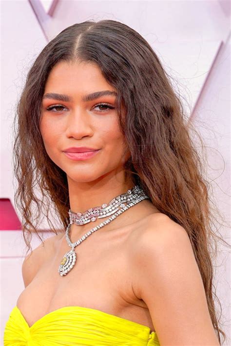 Zendaya-Oscars-2021-AWards-Red-Carpet-Fashion-Valentino-Couture-Tom ...