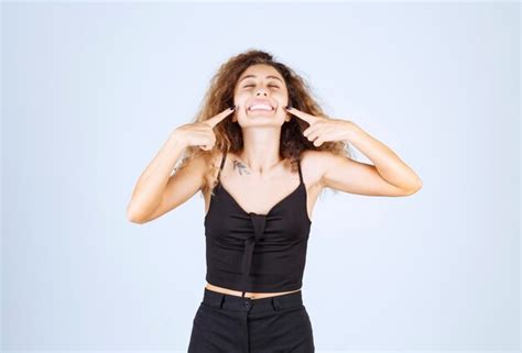 Fille Blonde Riant Aux éclats Photo Gratuite
