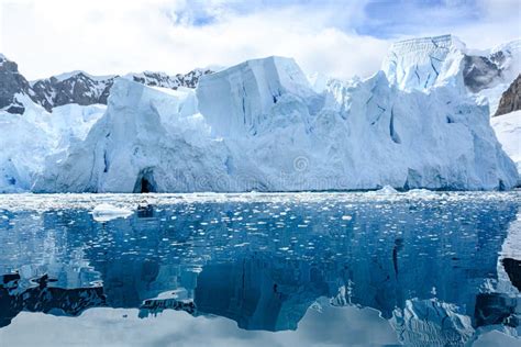 Muro De Glaciar En La Antártida Majestuosa Pared De Hielo Azul Y Blanco Con Zodiac Delante Foto