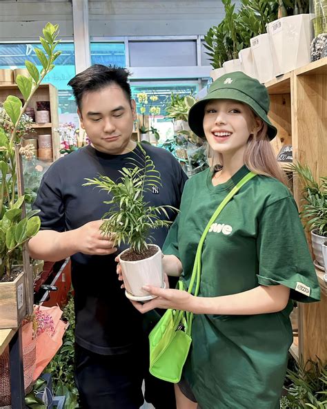 Khoe ảnh du lịch diện bikini Xoài Non vướng nghi vấn mang thai khi CĐM soi ra điểm lạ ở bụng