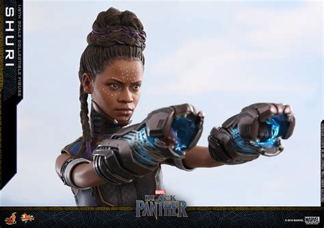 豹頭形狀的汎合金手套發光有夠帥 Hot Toys MMS 黑豹舒莉 Shuri 比例人偶作品