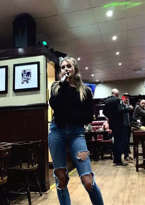 Frankie Jay And The Hull Pub With A Karaoke Night So Hot People All Over The World Want To Visit
