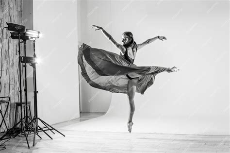 Hermosa Bailarina Bailando En El Estudio Fotográfico Sesión De Fotos