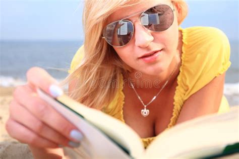 Vestido Do Amarelo Da Menina Do Livro De Leitura Da Mulher Foto De