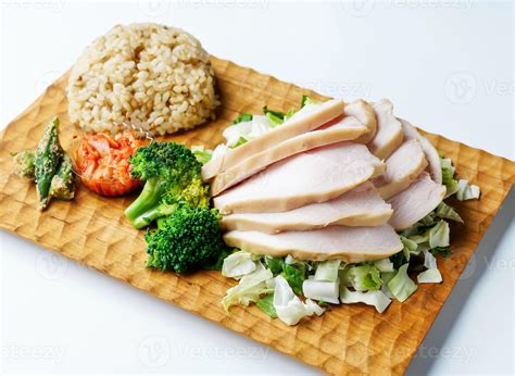 Balanced meal with sliced chicken breast, broccoli, and rice