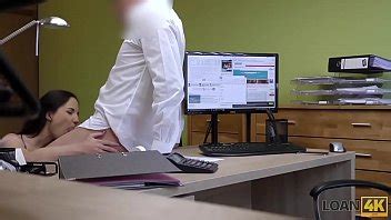 LOAN4K Agente de préstamos serio perfora el culo de una cliente bonita morena XVIDEOS