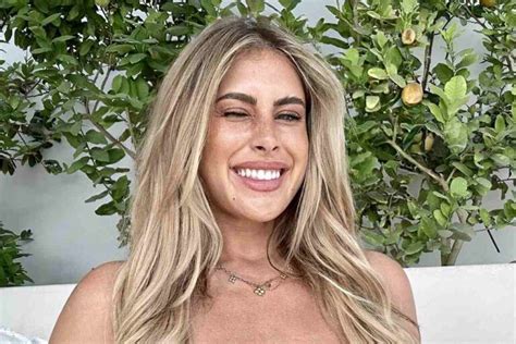 L influenceuse pose en bikini pour montrer son corps réel et reçoit de nombreux éloges