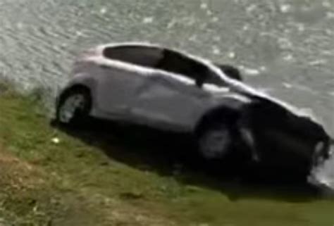 Motorista Perde Controle Carro Capota E Para Na Margem Da Lagoa Da