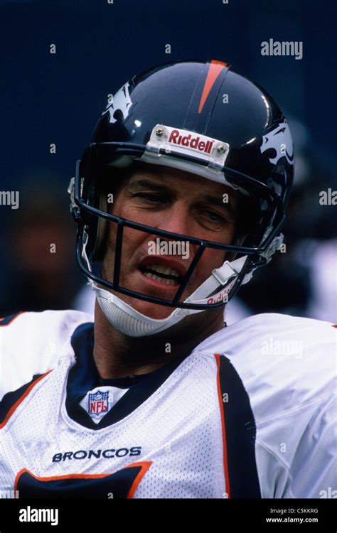 Denver broncos quarterback john elway hi-res stock photography and ...