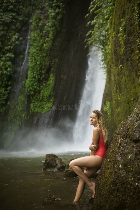 Femme En Bikini Et Cascade Rouges Photo Stock Image Du Fille Sensuel