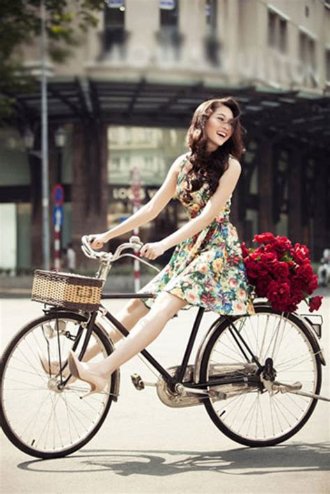 Như Thảo mặc bikini đi xe đạp gợi cảm