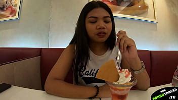 Chica asiática con coño mojado XVIDEOS