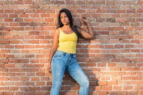 Colpa Di Una Giovane Donna Latina Che Guarda Di Lato Per Strada Immagine Stock Immagine Di