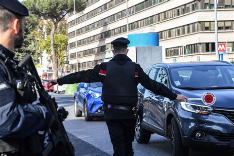 Padova Stalker Investe Un Carabiniere Il Collega Del Militare Gli