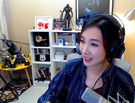 Thủ khoa đại học tốt nghiệp thạc sĩ nàng hot girl bất ngờ lựa chọn trở thành streamer bị cả