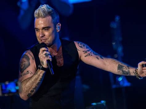 robbie williams  anos llenando de tatuajes su cuerpo el lienzo de