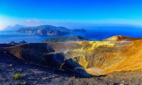 Isola Di Vulcano Spiagge Nere E Mare Cristallino