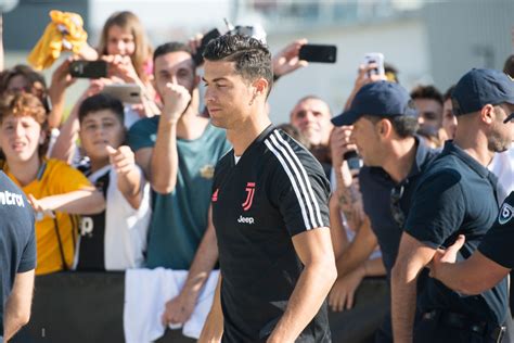 Hot như Ronaldo Đến khám sức khỏe thôi cũng được fan ùn ùn kéo đến xem tới tấp xin chữ ký
