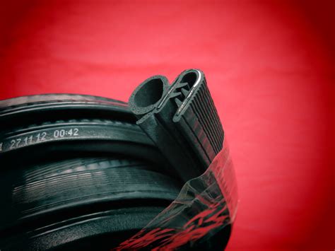 Уплотнитель капота (моторного отсека) — Lada Приора седан, 1,6 л, 2011 ...