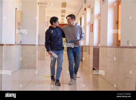 Gay friends hugging Banque de photographies et dimages à haute résolution Alamy