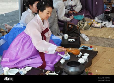 Seoul (South Korea): traditional tea ceremony in Insadong Stock Photo ...