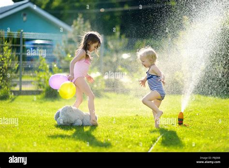 Kleine mädchen bikini nass Fotos und Bildmaterial in hoher Auflösung Alamy