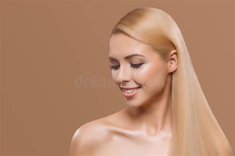 Portret Van Het Mooie Meisje Van Het Blonde Lange Haar Met Gesloten Ogen Stock Afbeelding